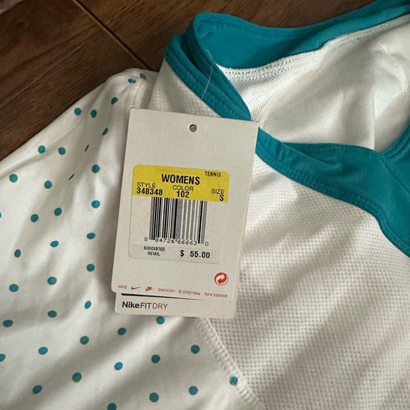 Nike workout tank top with built in bra - Picture 3 of 3